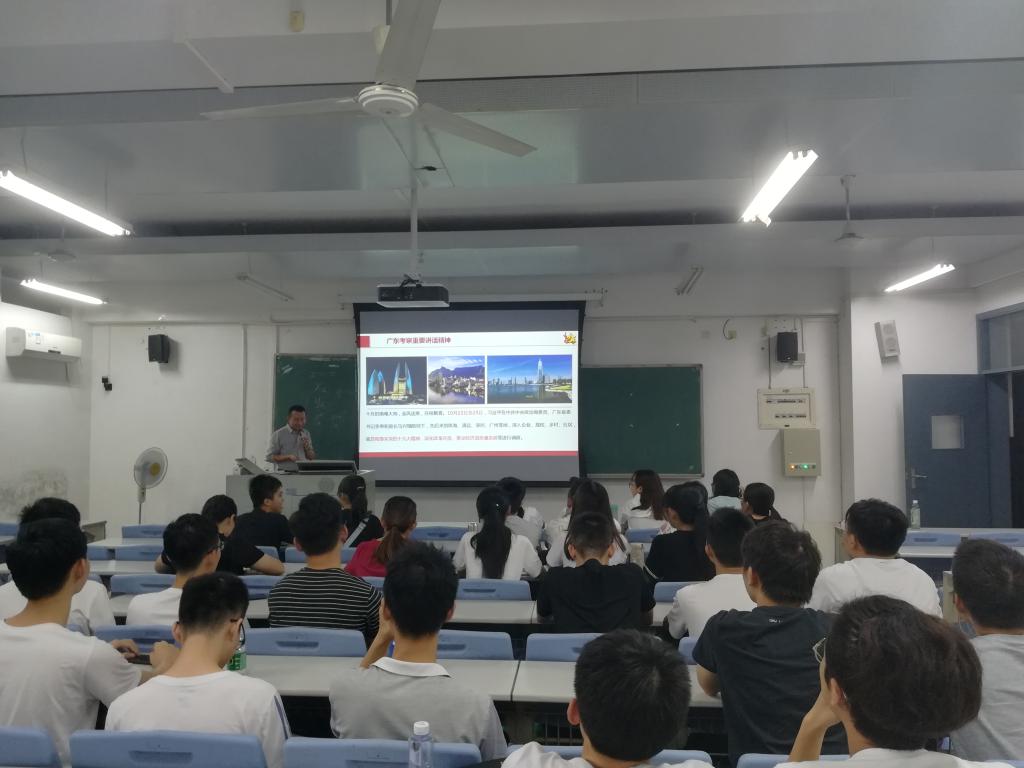 0638太阳集团副院长尹辉斌给学生上班会课2-1-.jpg