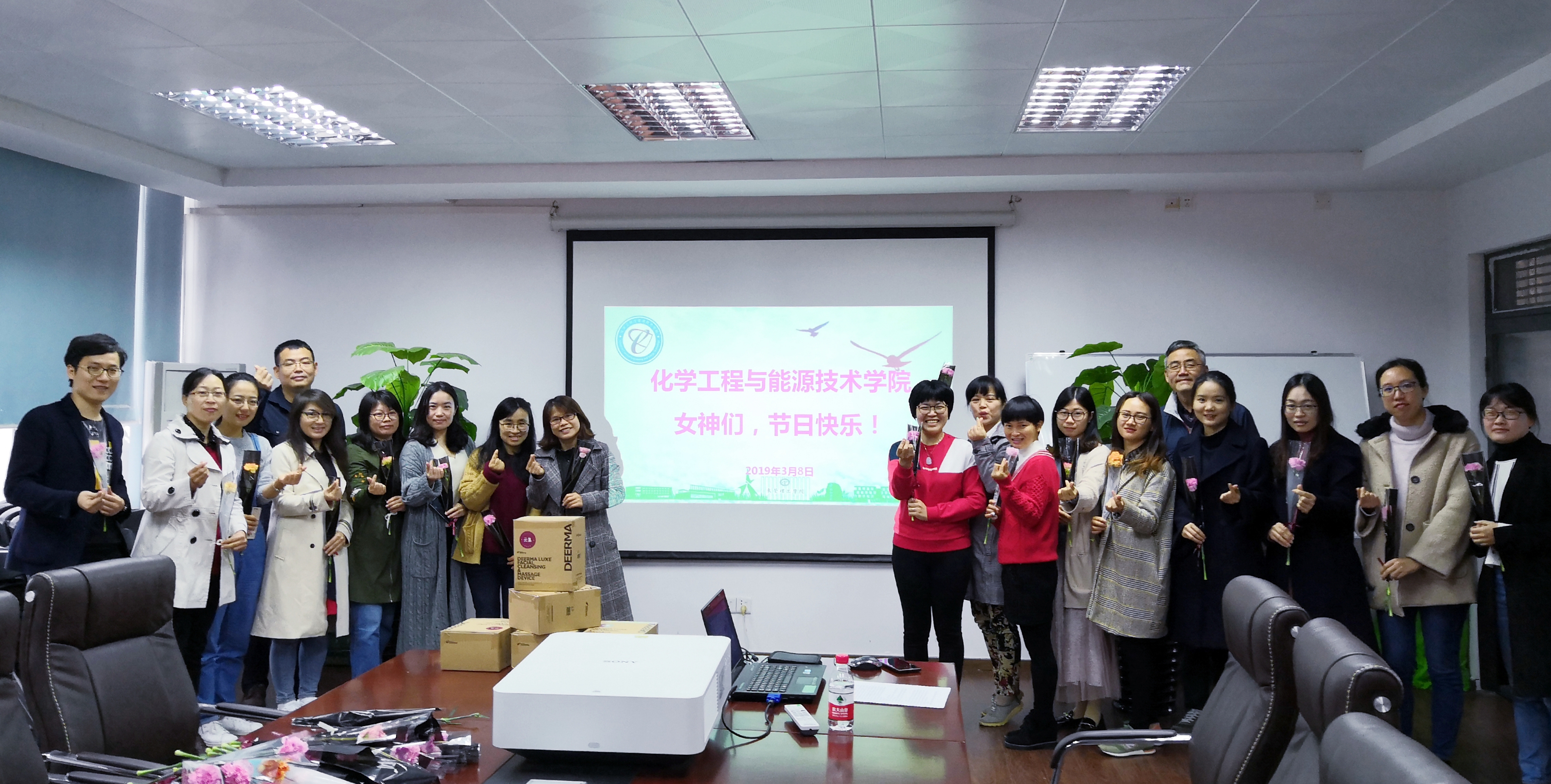 0638太阳集团女教工欢庆国际妇女节1.jpg