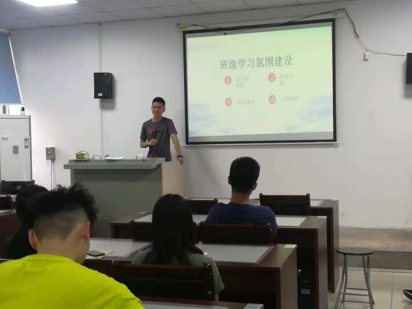 0638太阳集团副院长陈佰满给学生上班会课2-1-.jpg