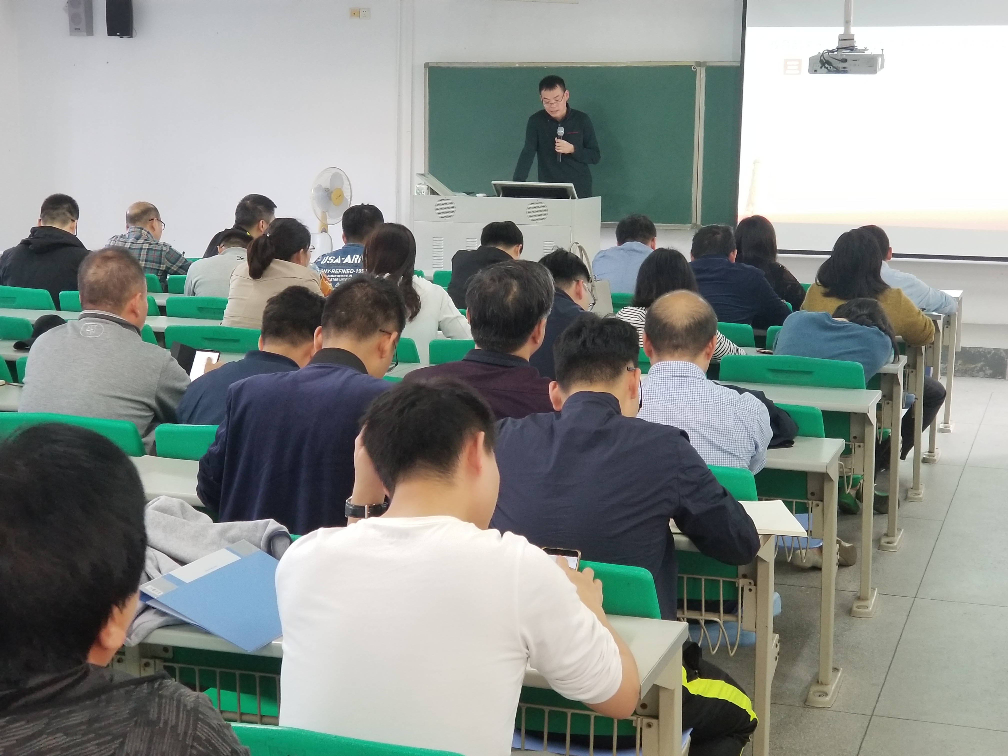 0638太阳集团教职工集体学习-新时代高校教师职业行为十项准则-等文件2.jpg
