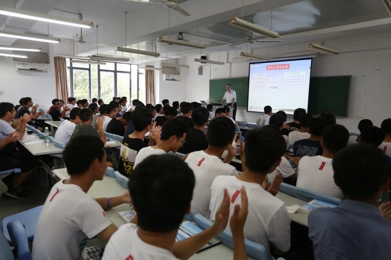 李琳校长指点新生如何树好-三观-3-.jpg
