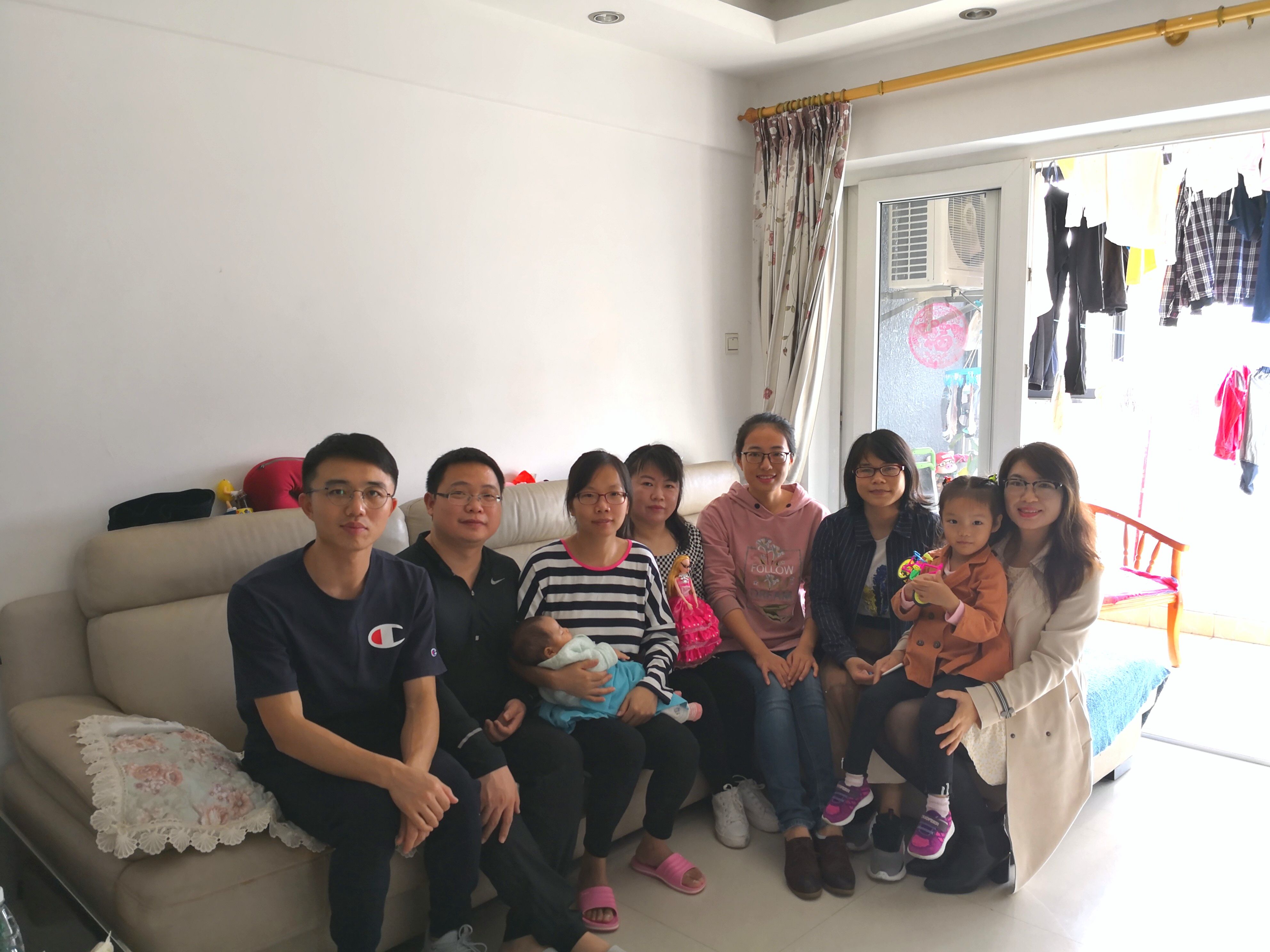 0638太阳集团领导探望生育教工1.jpg