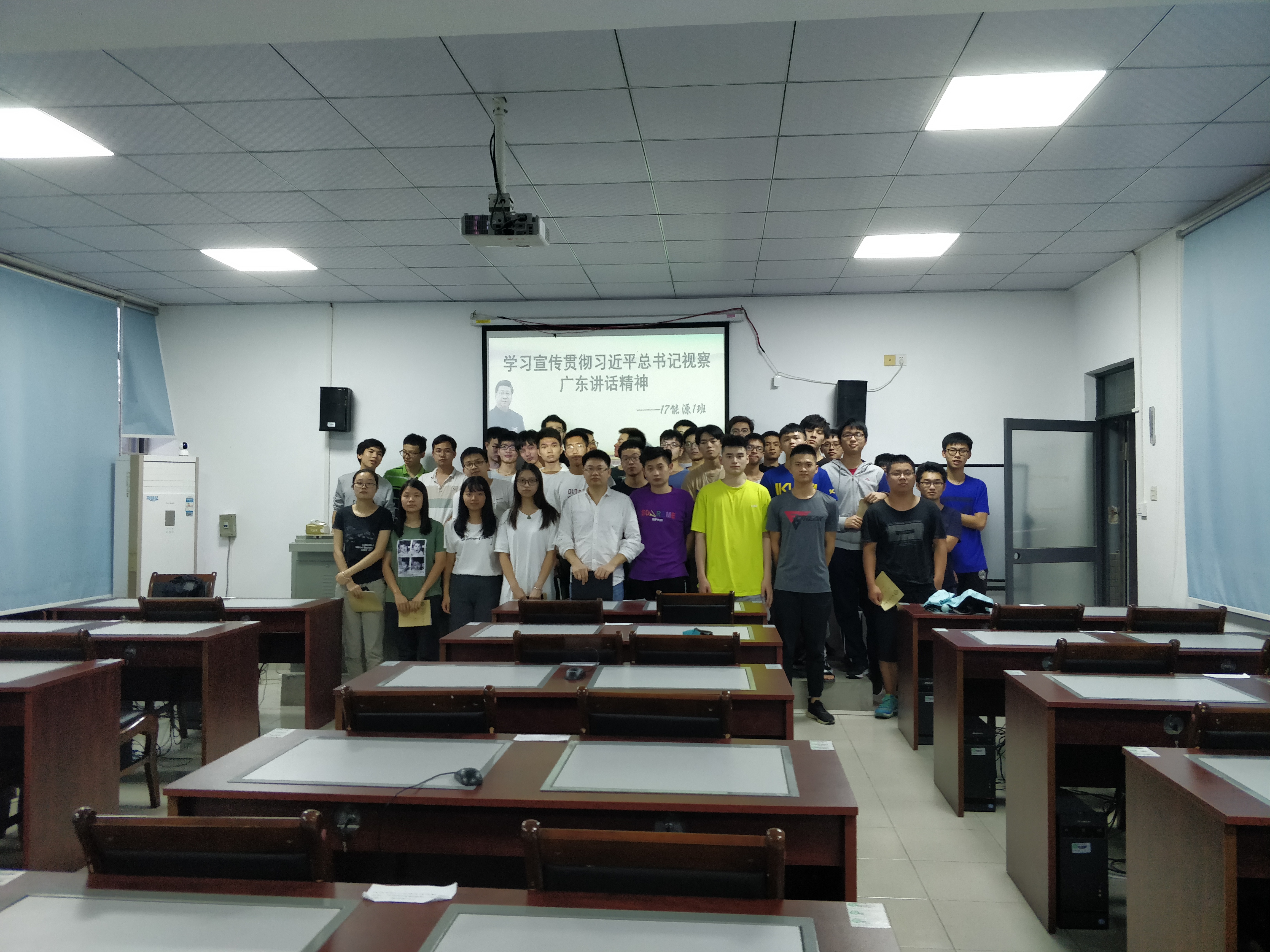 0638太阳集团副院长陈佰满给学生上班会课3.jpg