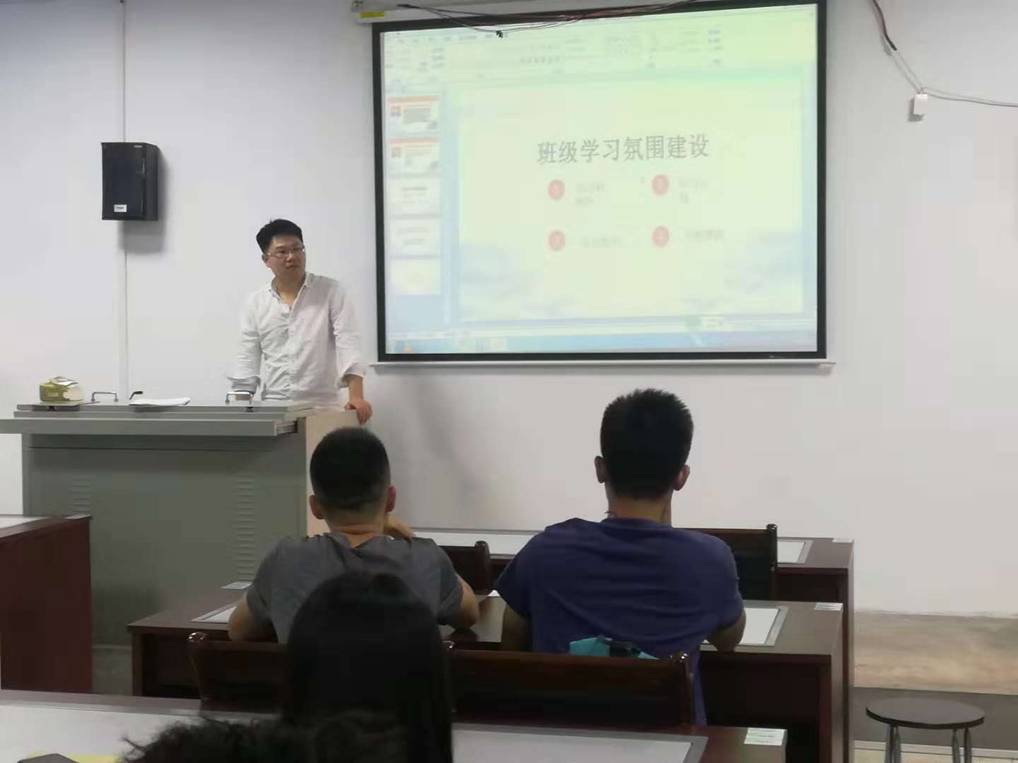 0638太阳集团副院长陈佰满给学生上班会课2-2-.jpg
