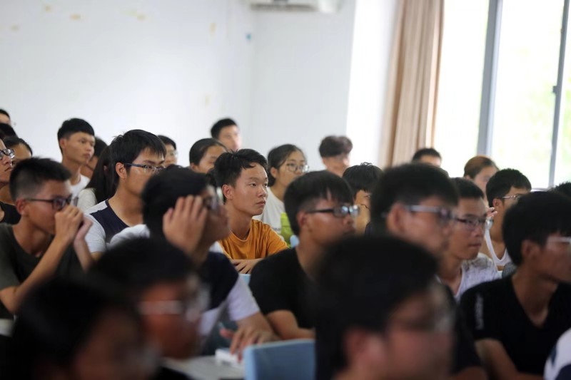 李琳校长指点新生如何树好-三观-1-.jpg