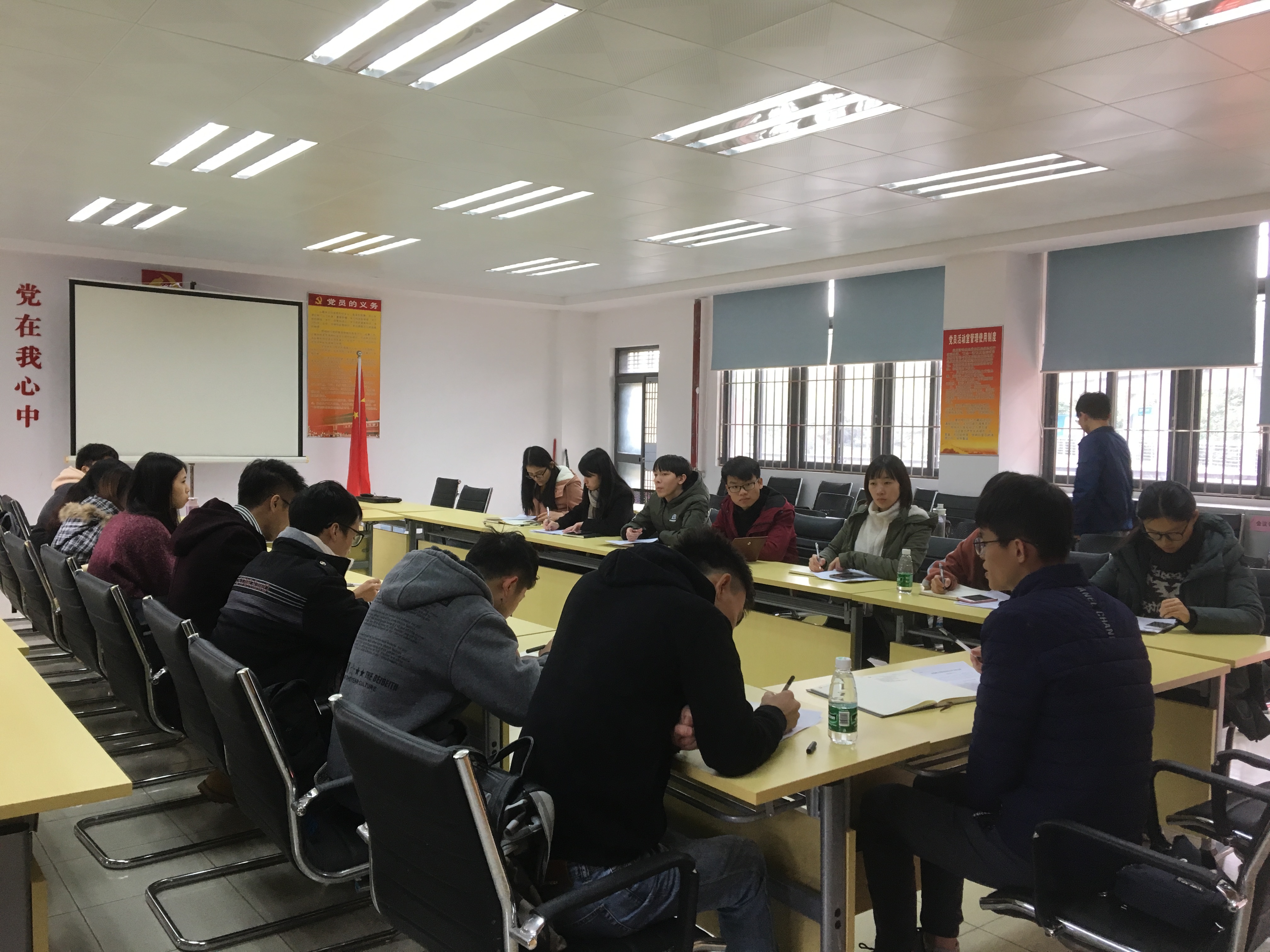 0638太阳集团学生党支部开展谈心谈话-广泛征求意见.jpg