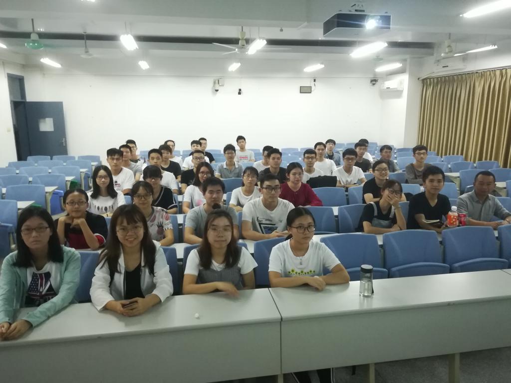 0638太阳集团副院长尹辉斌给学生上班会课3.jpg