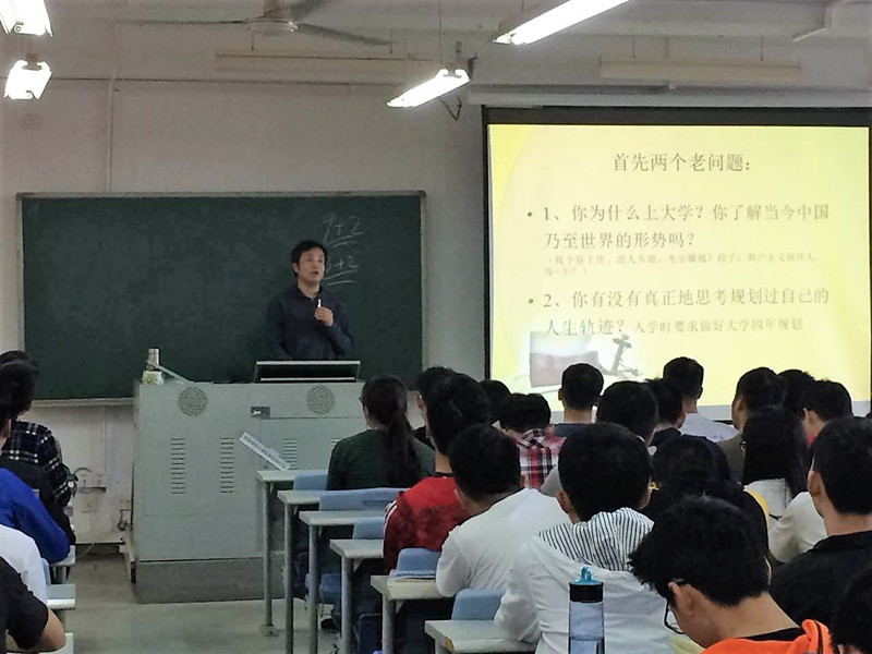 0638太阳集团党总支书记君光为学生上新学期思政第一课09.jpg