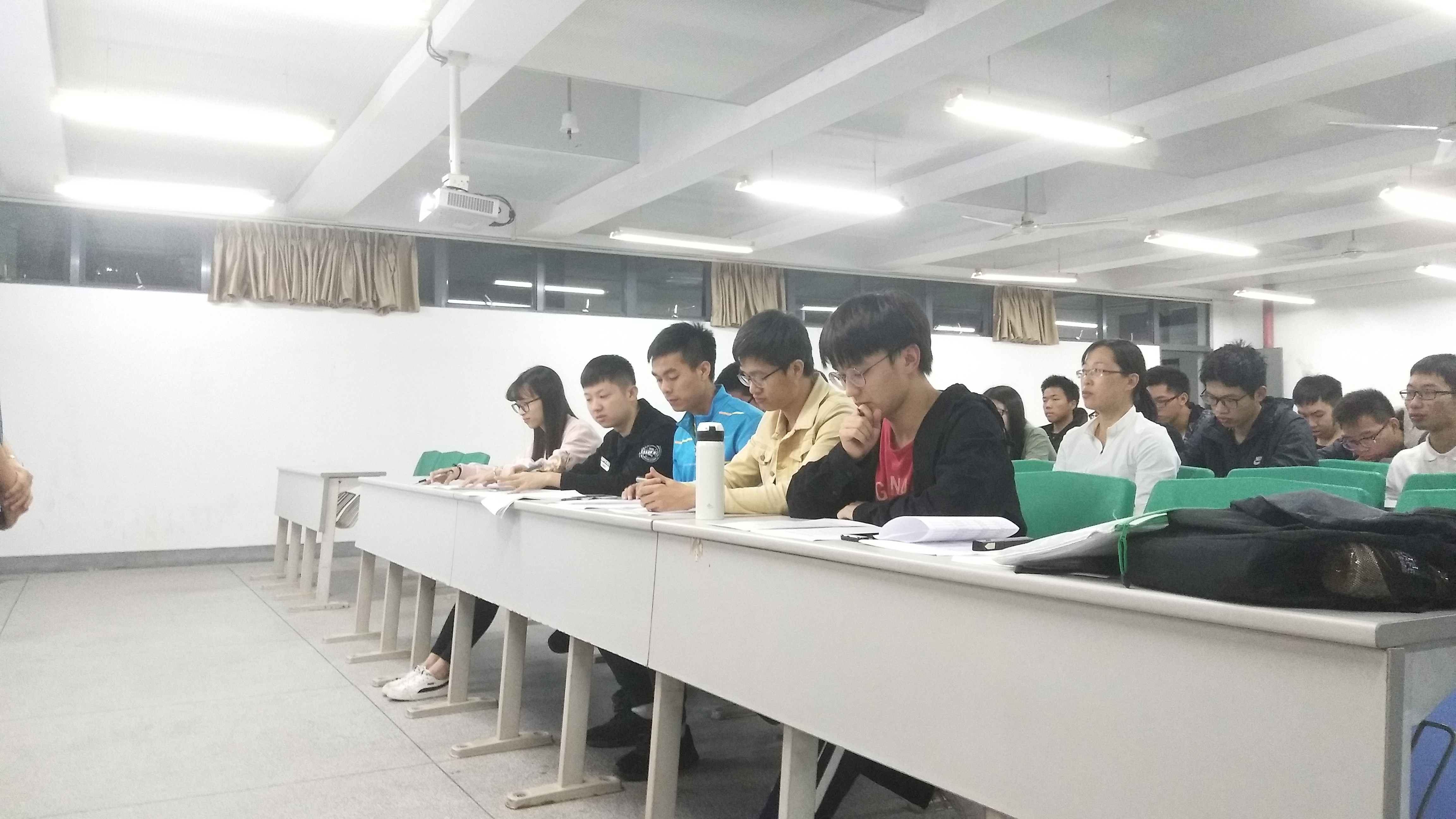 0638太阳集团学生党支部顺利召开预备党员转正答辩大会2.jpg