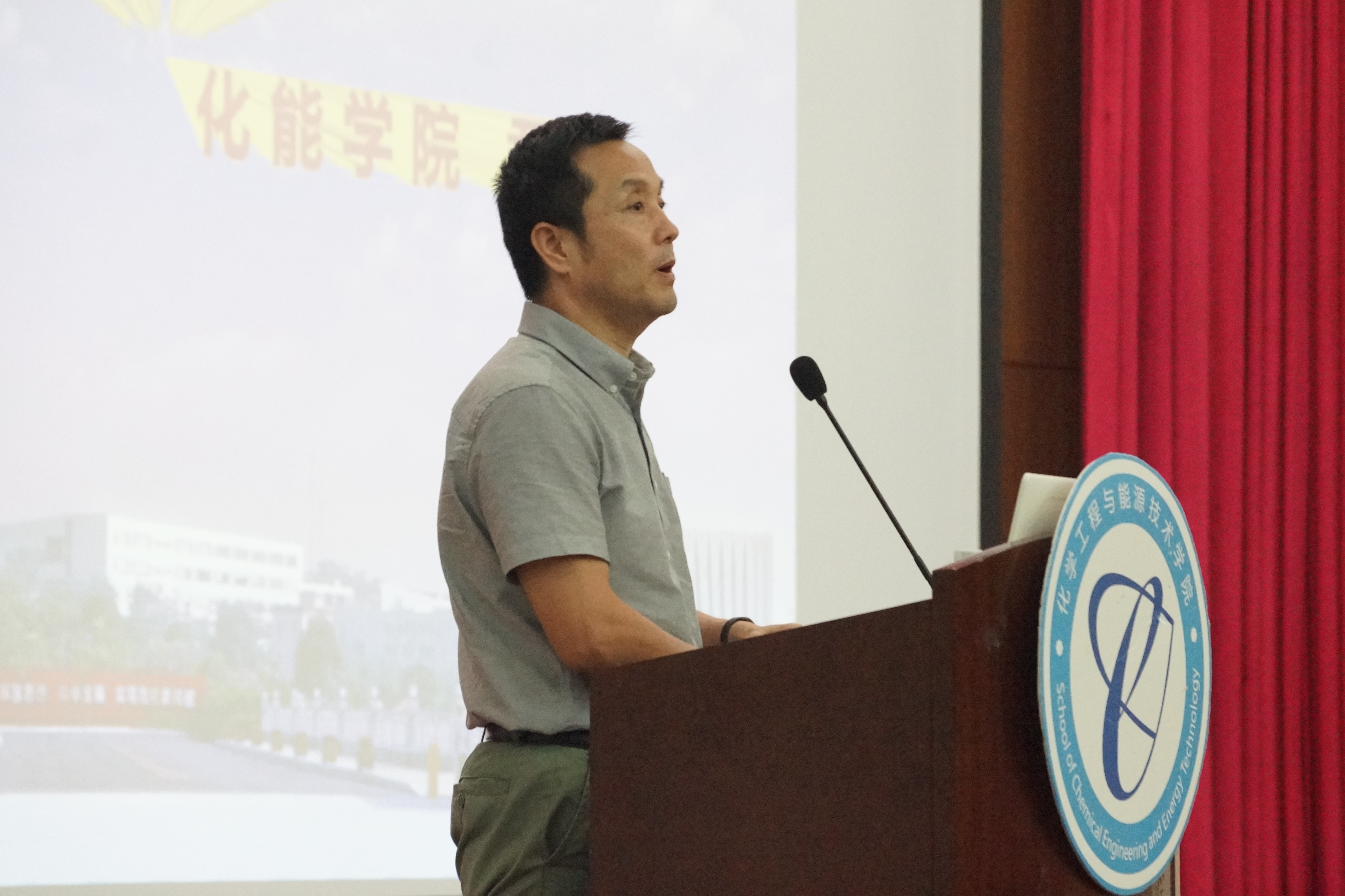 0638太阳集团党总支书记君光为2018级新生上党课-3-.JPG