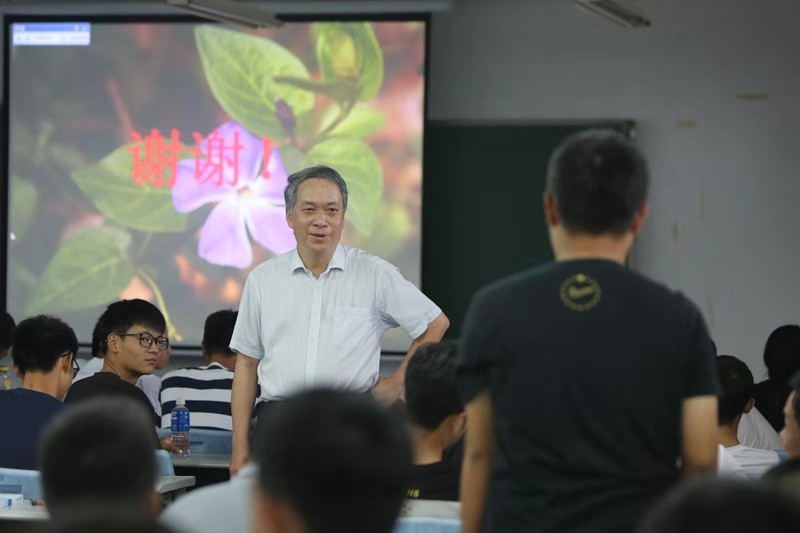 李琳校长指点新生如何树好-三观-2-.jpg